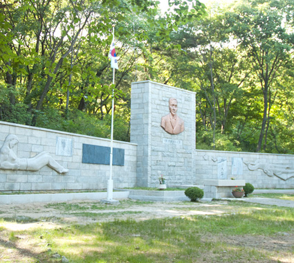 Tomb of patriot Yi Jun in Seoul