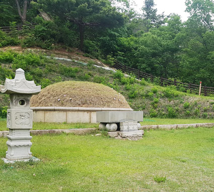 Tomb of Yi Si-Yeong in Seoul