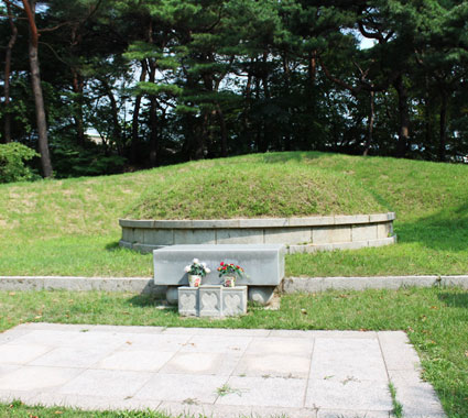 Seoul Tomb of Yeo Un-Hyeong